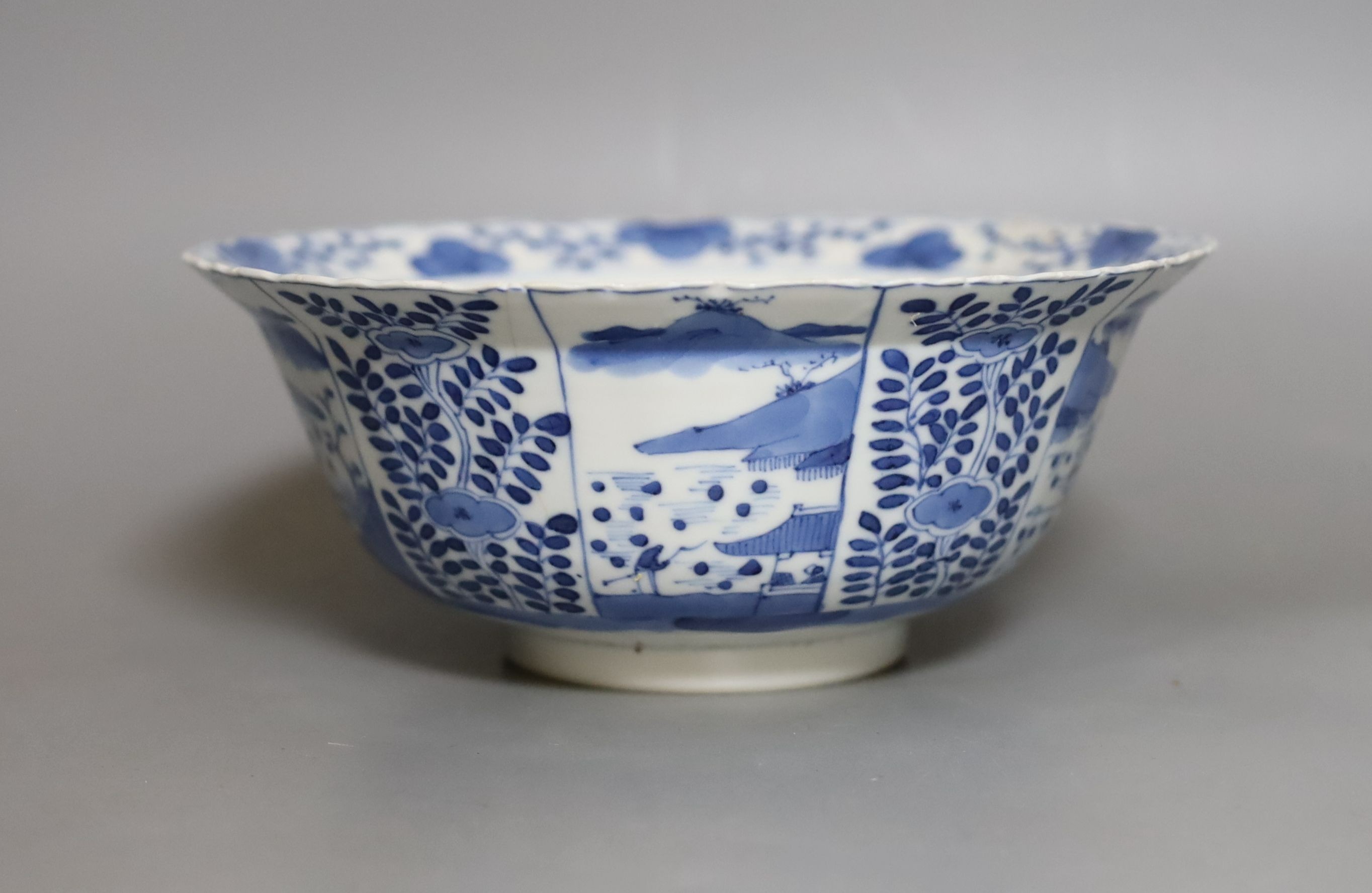 A Chinese Kangxi blue and white bowl, 20cm
